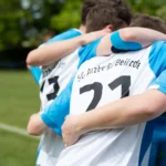 Jugadores celebran abrazados