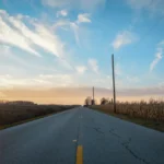 Carretera entre campos verdes