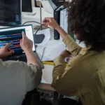 Jóvenes trabajando en computadoras