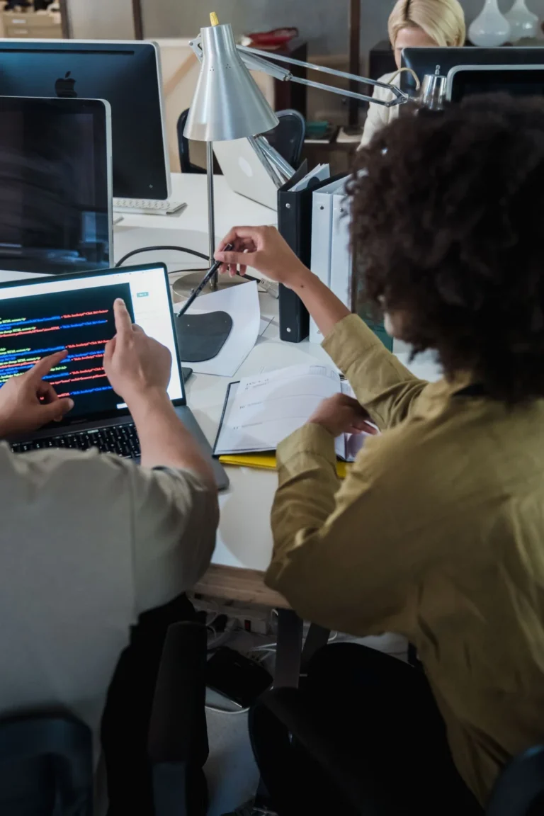 Jóvenes trabajando en computadoras