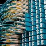 Cables de fibra óptica conectados