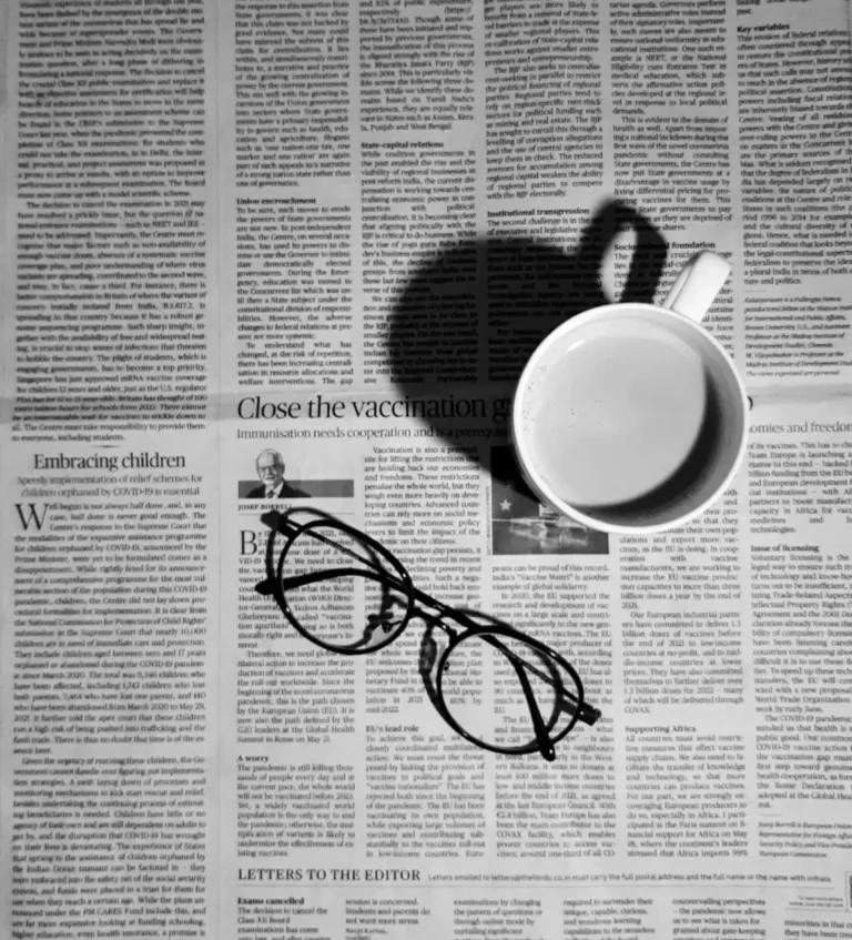 Café y lentes sobre un periódico